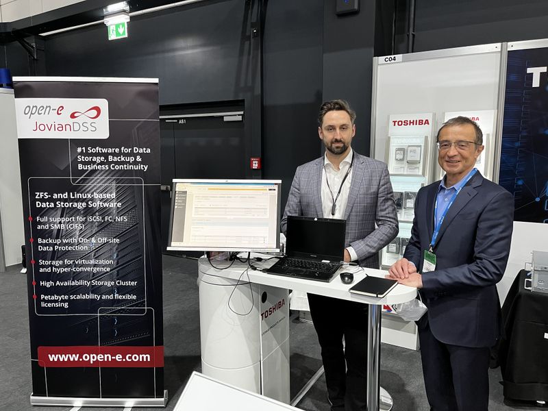 Kristof Franek mit seinem Kollegen Pawel Brzezek, (open-e), der das erste Mal auf dem Cloudfest ist. (Bild: IT-BUSINESS)