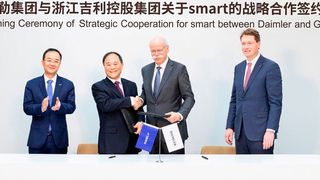 Nun offiziell: Der Smart wird künftig eine Kooperation zwischen Daimler und Geely. Am 27. März haben An Conghui, President der Geely Holding, President und CEO der Geely Auto Group, Li Shufu, Chairman der Geely Holding, Daimler-Chef Dieter Zetsche und Daimler-Entwicklungsvorstand Ola Källenius (v. li.) den Vertrag unterzeichnet. (Daimler)