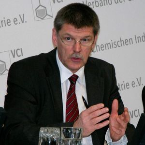VCI-Hauptgeschäftsführer Dr. Utz Tillmann: „Im Vergleich zu den Großen der Branche erwarten kleine und mittelständische Unternehmen größere Umsatzrückgänge in 2009.“ 