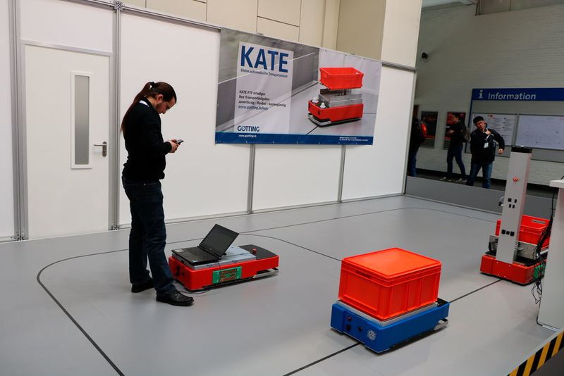 Die kleine, automatische Transporteinheit „Kate“ von Götting kann eigenständig durch Fabriken navigieren. (K.Juschkat/konstruktionspraxis/elektrotechnik)
