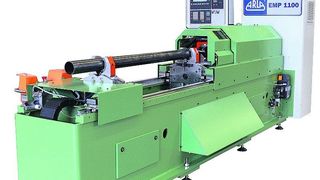 Mit der CNC-Endenbearbeitungsmaschine lassen sich ein- oder doppelseitige Bearbeitungen wie Planen, Fasen, Bohren, Fräsen und weitere Operationen realisieren. Bild: Arla (Archiv: Vogel Business Media)