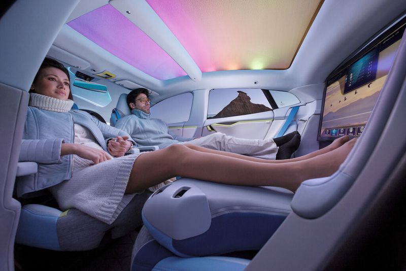 Das Auto als Chauffeur: Autonom fahrende Autos wie dieses Konzeptfahrzeug „XchangE“ von Rinspeed bringen eine neue Qualität in Sachen individueller Mobilität – wer aber haftet für Schäden?  (Rinspeed)