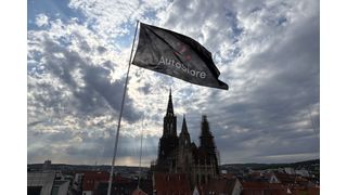Am traditionellen „Schwörmontag“ liefen die Fahne von Autostore und die Neueröffnung des Büros in Ulm sogar dem weltweit höchsten Sakralgebäude kurzzeitig den Rang ab. (Bild: Autostore)