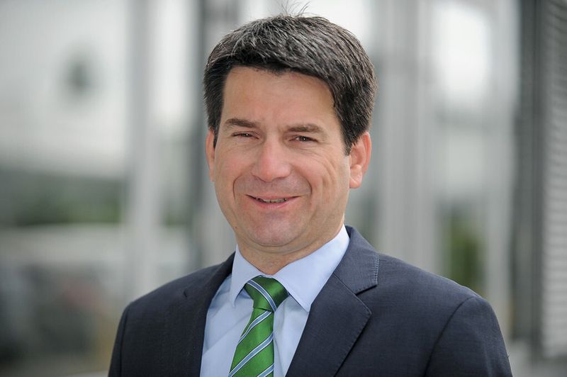 Stefan Flöck, Leiter Vertrieb Drives & Motors bei der ABB Automation Products GmbH: „Wir von ABB sehen den Trend, dass bei einigen Anwendungen antriebsnahe Funktionen in den Antrieb verlagert werden können.“ (Bild: Mathias Ernert)