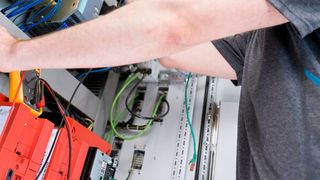 Die Einrichtung des Fernwartungsmoduls ist einfach und kann vom Kunden in kurzer Zeit selbst erledigt werden. Es wird als Komplettset in einem vorkonfektionierten Koffer mit allen Soft- und Hardware-Komponenten geliefert. (Bild: BBG)