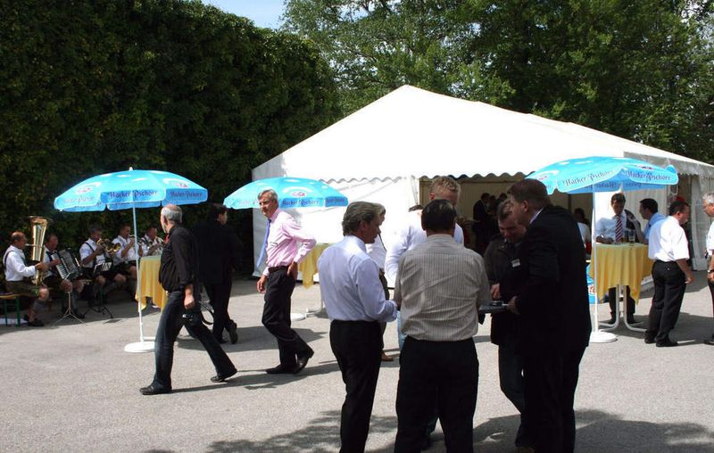 Bayerische Schleifertage 2009 bei Michael Deckel, dies bedeutet auch Gastfreundschaft und fachlicher Austausch in angenehmer Atmosphäre. (Archiv: Vogel Business Media)