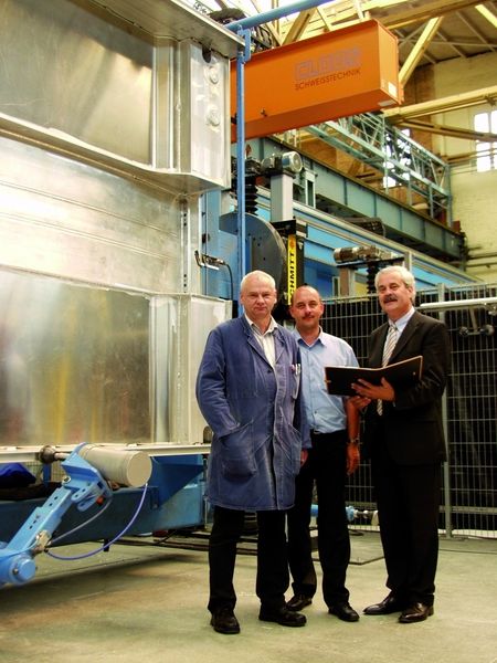 Sind begeistert von den Vorteilen der einzigartigen Anlage: Schweißingenieur Klaus-Dieter Jeschke, Fabrikplaner Werner Weinhold und Cloos-Niederlassungsleiter Volker Hedergott (v.l.n.r.). (Archiv: Vogel Business Media)