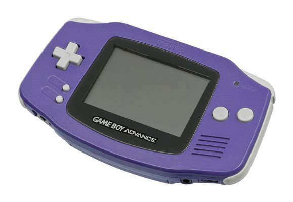 Während Nintendo auf dem Heimkonsolenmarkt etwas an Boden verlor, blieb das Unternehmen auf dem Handheldsektor hingegen weiterhin dominant. Am 21. März 2001 erschien mit dem Game Boy Advance der offizielle Nachfolger der populären 8-Bit-Reihe Game Boy. Angetrieben wurde das Handheld von einer 32-Bit-RISC-CPU nach ARM-Architektur (ARM7TDMI) sowie einer 8-Bit-CISC-CPU, mit der auch volle Abwärtskompatibilität zum Vorgänger gewährleistet werden konnte. Ein TFT-Bildschirm mit maximal 32.768 Farben und 240×160 Pixeln Auflösung löste die LCD-Screens der Vorgängerreihe ab. Der Game Boy Advance wurde noch bis 2010 verkauft und setzte weltweit über 80 Millionen Exemplare ab. (Bild: gemeinfrei)