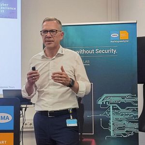 Jörg de la Motte, Hima-CEO: „Wir sind in einem deutlich schwierigeren Umfeld nochmals leicht gewachsen. Das zeigt die Robustheit unseres Geschäftsmodells. Gleichzeitig sehen wir, dass Investitionsentscheidungen in vielen Märkten länger dauern und Projekte teilweise verschoben werden.”(Bild:  PROCESS/Stephan)