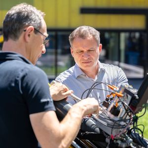 Andreas Plöckinger und RWT-Vorstand Reinhard Thor tauschen sich zur regeltechnischen Feinverstellung des CPS-Ventils aus.(Bild:  Pecksteiner/LCM)