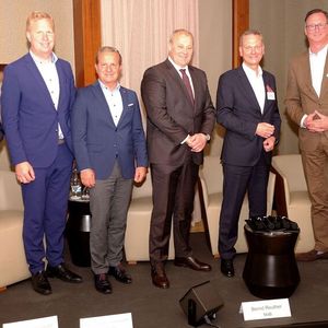 Gruppenbild mit ZDK-Vorstand und Geschäftsführern: (v. l.) Hauptstadtbüroleiter Dr. Christoph Konrad, Kurt-Christoph von Knobelsdorff (NOW), Thomas Peckruhn (ZDK-Vizepräsident), Detlef-Peter Grün (Bundesinnungsmeister), Arne Joswig (ZDK-Vorstand), Bernd Reuther (MdB, verkehrspolitischer Sprecher der FDP-Bundestagsfraktion) und ZDK-Hauptgeschäftsführer Dr. Kurt-Christian Scheel.(Bild:  Zietz – VCG)