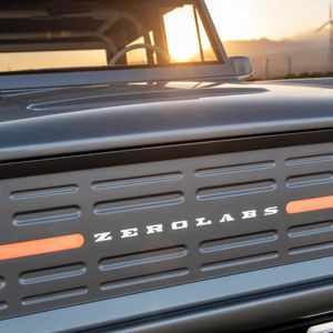 Erkennbar ist diese Variante am geschlossenen Kühlergrill mit Zerolabs-Schriftzug und LED-Tagfahrleuchten.  (Bild:  Zero Labs)