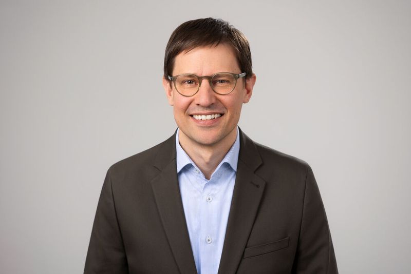 Johannes Schmid-Wiedersheim (im Bild) ist seit April 2026 neuer VDMA-Geschäftsführer und übernimmt schrittweise die Aufgaben von Richard Clemens, der Ende September in den Ruhestand geht. (Bild: VDMA)