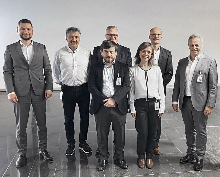 V.l.n.r.: Oliver Kieres (ABB), Volker Wirkus (Bilfinger), Paolo Trivellato (ABB), Jari Tukia (ABB), Diana Garcia (ABB), Maik Herrmann (Bilfinger), Gerald Pilotto (Bilfinger). (Bild: Bilfinger)
