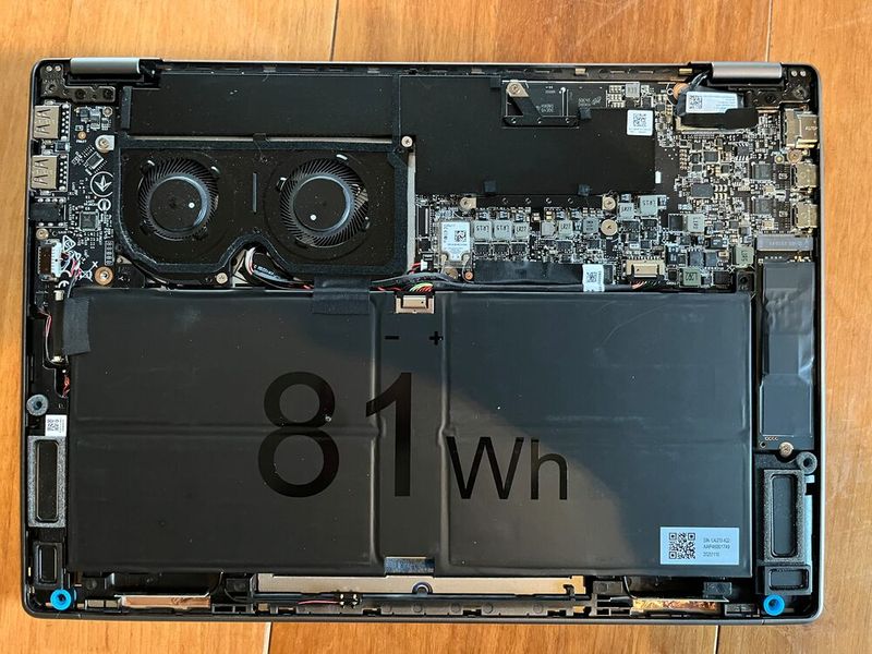 Das Innenleben des Convertibles wird von einem 81-Wh-Akku dominiert. Er sorgt im PCMark-10-Benchmark für eine Akkulaufzeit von mehr als 20 Stunden. (Bild: Vogel IT-Medien)