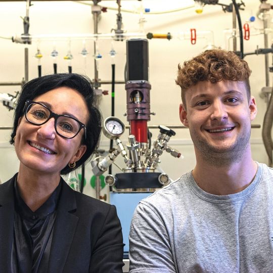 Prof. Dr. Miriam Unterlass und Frank Sailer waren maßgeblich an der Entwicklung einer neuen Ein-Topf-Synthese beteiligt.(Bild:  Dr. Robert Pazdzior)