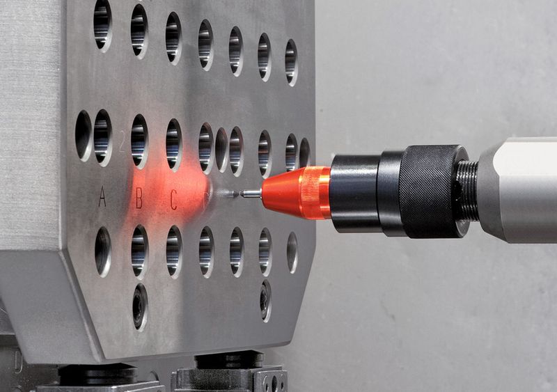 Bild 2: Auch raue und glatte Oberflächen mit Unebenheiten können sicher und gleichmäßig ohne manuellen Höhenausgleich markiert werden. (Bild: Markator)