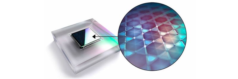 Quantenchip mit Korbmuster: Ein Forschungsteam des Würzburg-Dresdner Exzellenzclusters ct.qmat hat einen Algorithmus entwickelt, der den Grundzustand eines Kagome-Gitters mit 12 Atomen berechnen kann. Für diesen Code haben die Forscher den 2. Platz beim internationalen IBM Quantum Open Science-Wettbewerb gewonnen. Ein Kagome-Stern wird aus drei ineinandergeschobenen Dreiecksgittern aufgebaut. Daraus ergibt sich eine Struktur, wie sie japanische Korbflechter nutzen. Mit dem neuen Algorithmus kann IBM seinen Quantenchip trainieren. Quantenchip mit Korbmuster: Ein Forschungsteam des Würzburg-Dresdner Exzellenzclusters ct.qmat hat einen Algorithmus entwickelt, der den Grundzustand eines Kagome-Gitters mit 12 Atomen berechnen kann. Für diesen Code haben die Forscher den 2. Platz beim internationalen IBM Quantum Open Science-Wettbewerb gewonnen. Ein Kagome-Stern wird aus drei ineinandergeschobenen Dreiecksgittern aufgebaut. Daraus ergibt sich eine Struktur, wie sie japanische Korbflechter nutzen. Mit dem neuen Algorithmus kann IBM seinen Quantenchip trainieren.