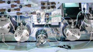 Abb. 1: Die HPLC ist ohne den Einsatz von Pumpen nicht denkbar. Gase in den Lösemitteln können die Ergebnisse allerdings verfälschen. (Bild: © vladim_ka - stock.adobe.com)