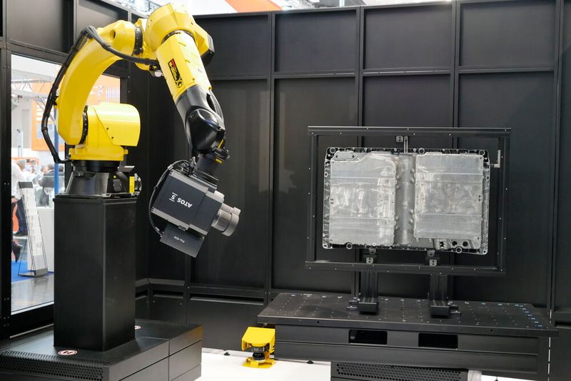 Bei Zeiss kümmert sich ein Roboter um 3D-Aufnahmen eines Produkts. Die angeschlossene Software verarbeitet die Daten und gleicht sie mit dem digitalen Zwilling ab. Stellt die Software Abweichungen fest, wird das zuständige Personal verständigt. (Bild: Sandro Kipar)