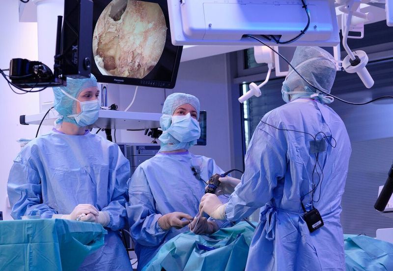 Die Situation während einer minimalinvasiven Stirnhöhlen-OP (Michael Latz/Bioregio Stern Management GmbH)