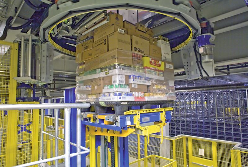 Die filialgerechten Mischpaletten werden zur Erhöhung der Stabilität automatisch mit einer Transportsicherung umwickelt. (Bild: ES3)