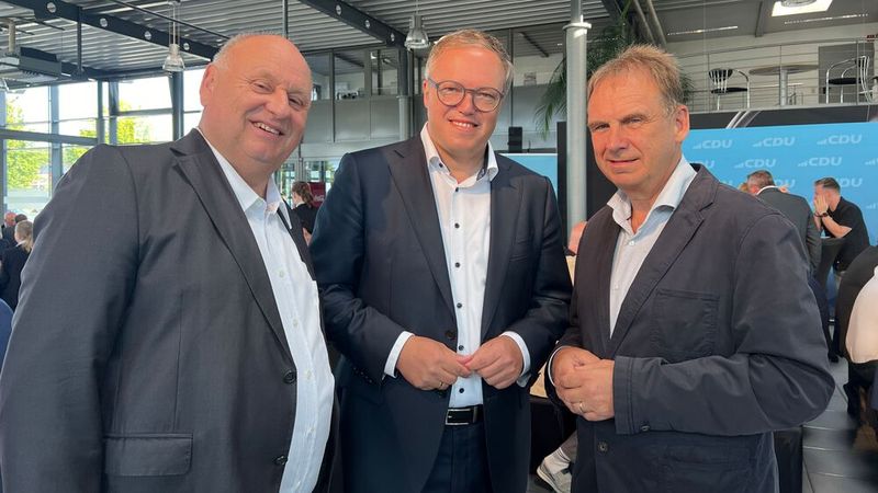 (v. l.) Helmut Peter, Unternehmer und Präsident des Kfz-Gwerbes Thüringen, begrüßte   Prof. Dr. Mario Voigt, Vorsitzender der CDU-Fraktion im Thüringer Landtag, und Sven Schulze, Minister für Wirtschaft, Tourismus, Landwirtschaft und Forsten des Landes Sachsen-Anhalt.  (Bild: Doreen Depping )