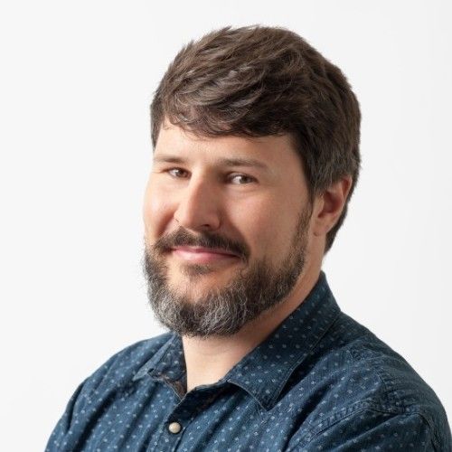 Jonas Witt: „Unsere Technologie ermöglicht einen durchgängigen Materialfluss über Gebäudegrenzen hinweg, bei jedem Wetter und auf unterschiedlichsten Untergründen. Das senkt Kosten, entlastet Mitarbeitende und reduziert Sicherheitsrisiken deutlich.“(Bild:  Cartken)