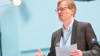 „Mindestens wöchentlich erreichen uns in der Redaktion widersprüchliche Aussagen zum Antrieb der Zukunft. Es gibt nur Entweder-oder, kein Sowohl-als-auch. Eine Gesamtschau findet nicht statt“, sagt »Automobil Industrie«-Chefredakteur Claus-Peter Köth. (Stefan Bausewein)