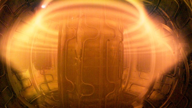 Kürzlich wurde in der weltweit ersten vollständig supraleitenden Hochtemperatur-Tokamak-Anlage, die von Energy Singularity entwickelt und gebaut wurde und als „HH70“ bekannt ist, erfolgreich das erste Plasma erzeugt.(Bild:  energy singularity)