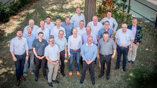 Die Teilnehmer des „Runden Tisches“ in Hessen: Neben Joachim Kuhn, Lothar Ahlers sowie den technischen Beratern des Landesverbandes Thomas Klein und Andreas David Lutz nahmen teil (in alphabetischer Reihenfolge): Florian Alm (TÜV Süd Auto Service), Kai Dierlich (TÜV Hessen), Andreas Fleischhauer (Regierungspräsidium Darmstadt), Patrick Glaeser (TÜV Nord), Karsten Graef (TÜV Süd Auto Partner), Uwe Herrmann (TÜH Technische Prüfstelle), Klaus Wilhelm Hoeck (TÜV Süd), Jacobs Hermann (TÜV Rheinland), Viktor Kretzschmann (Verein für QM i. D. Fz-Überw.) Florian Mai (KÜS), Andreas Neumann (TÜV Thüringen), Uwe Nickel (TÜV Nord), Christoph Nolte (DEKRA), Alexander Peter (TÜV Rheinland), Markus Richter (DEKRA), Axel Sprenger (GTÜ), Gerhard Wangrin (TÜV Rheinland). (Bild: Kfz-Gewerbe Hessen)