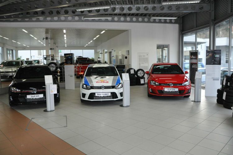 Auch innen präsentiert sich das Autohaus ähnlich einladend. (Foto: Koch)