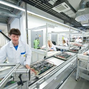 Produktionsstraße: Effizient organisierte Produktionsprozesse bei Bebro Electronics.