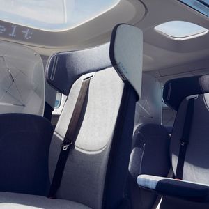 Die flexiblen Sitze lassen sich abhängig vom Einsatzzweck unterschiedlich anordnen.(Bild:  NEVS)