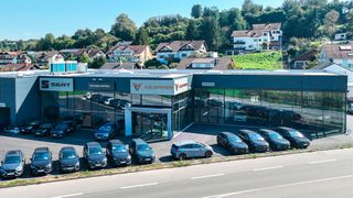 Ein Jahr nach Spatenstich steht die neueste Filiale der Von-der-Weppen-Gruppe in Friesenheim. (Bild: Autohaus von der Weppen)