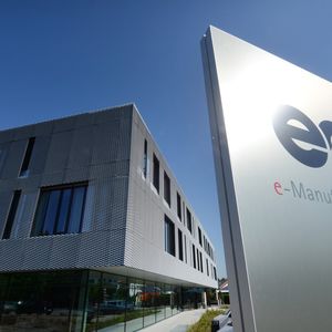Das Gebäude bietet auf 17.000 m² Geschossfläche zusätzlichen Platz für 300 Mitarbeiter und folgt einem speziellen Architektur-, Arbeitsplatz- und Raumkonzept.