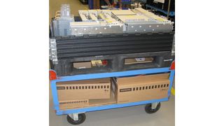 Die Kunststoffpalette EOS 1208 HR+3R mit dem Aufsatzrahmen liegt auf dem Wagen für die Materialversorgung. Bild: Schoeller Arca Systems (Archiv: Vogel Business Media)