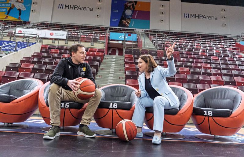 Timo Probst, seit 2008 Nachwuchskoordinator bei den MHP Riesen, und Dr. Wilma Kauke, Personalchefin bei Lapp, im Gespräch. (Bild:  Wolfram Scheible)