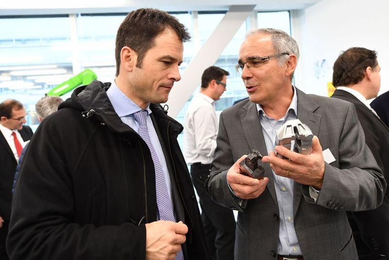 Francisco Bueno (à droite) en pleine discussion avec Olivier Dominik journaliste à la RTS et animateur des conférences de Technopolis. (Michel Perret, Nyon)