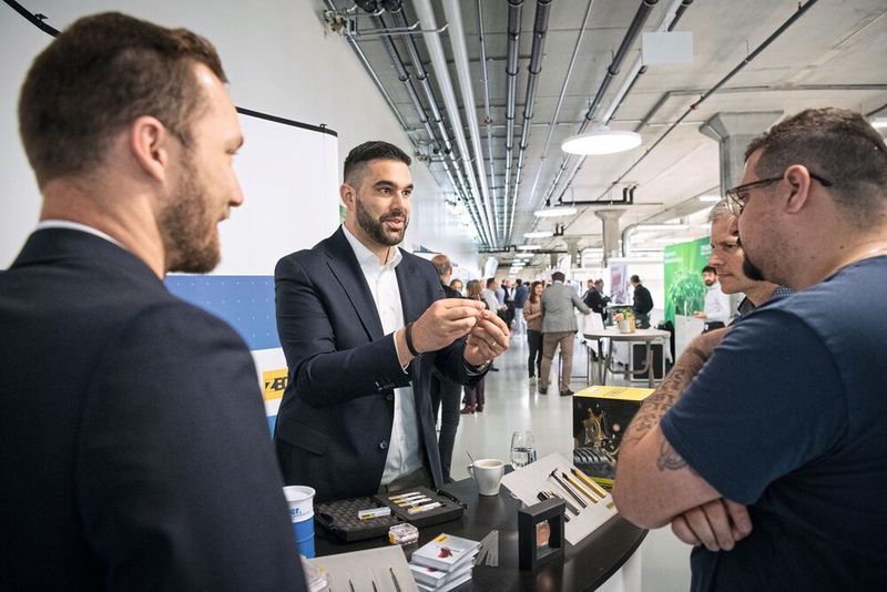 Les visiteurs toute ouïe devant les explication d'Emmanuel Verthuy au stand de Dihawag. (Source : Thomas Entzeroth)