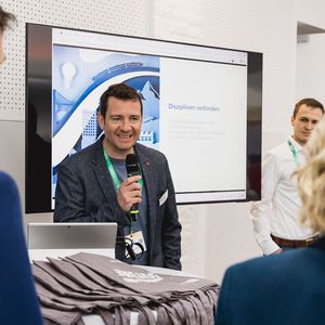 Zenon by Copa-Data will den Retrofit neu denken und präsentierte seine Lösungen als Aussteller. (Bild:  Stefan Bausewein/VCG)