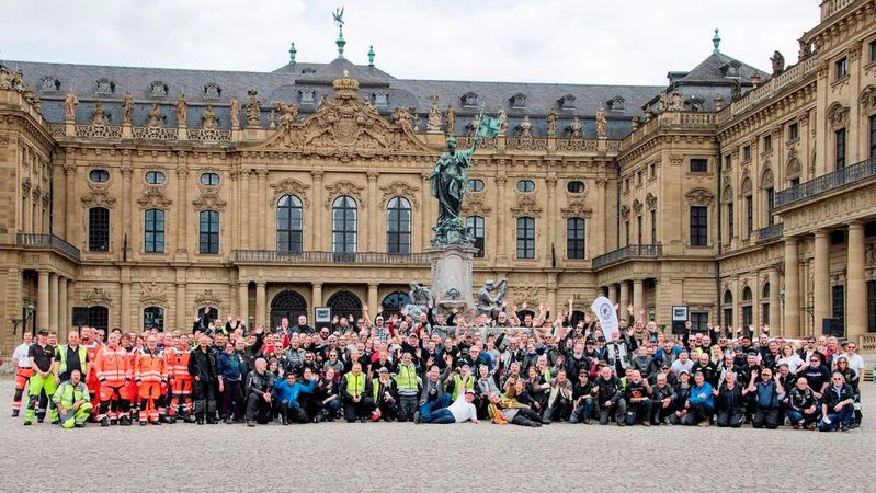 Vor der Würzburger Residenz fiel der diesjährige Startschuss für die Motorraddemos.(Bild:  Fellows Ride)