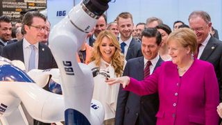Bundeskanzlerin Angela Merkel erlebt auf der Hannover Messe die Möglichkeiten der Schunk-5-Fingerhände.  (Schunk)