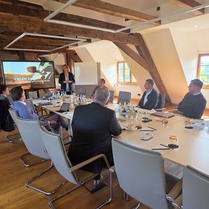 Beim Vor-Ort-Besuch erläuterte Anika Kretschmar der Jury im Glinicke-Campus-Seminarraum, wie sie die Arbeitgebermarke systematisch aufgebaut hat und warum Werte eine zentrale Rolle spielen. (Bild:  Mauritz – VCG)