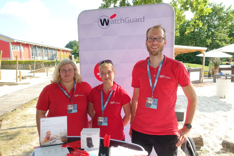Auf Rot setzen ist immer eine sichere Sache, Marie Hülsmann, Christina Koskamp und Christian Kanders (Watchguard). (Bild: IT-BUSINESS)