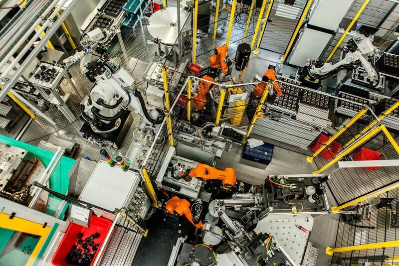 在柏狮电子，25台库卡机器人在三条生产线上完美协作。 (库卡)