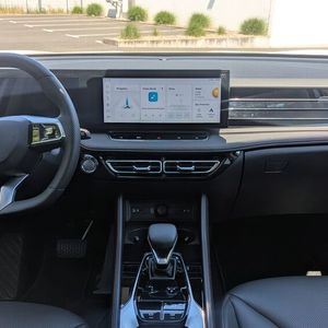 Das Interieur wirkt aufgrund der Tatsache, dass viele Oberflächen mit Kunstleder bezogen sind, sehr wertig. Der benutzte Klavierlack hingegen ist recht schmutzanfällig. Die Sitze sind sehr bequem. Das Cockpit wirkt aufgeräumt. Dominiert wird es von einem optisch durchgängigen Bildschirm. Tatsächlich handelt es sich um zwei separate 12,3 Zoll große Displays.(Bild:  Simon – VCG)
