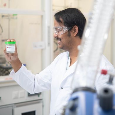 Empa-Forscher Arvindh Sekar mit dem neuartigen Epoxidharz, das sowohl schwer entflammbar als auch recycelbar ist.  (Bild: Empa)