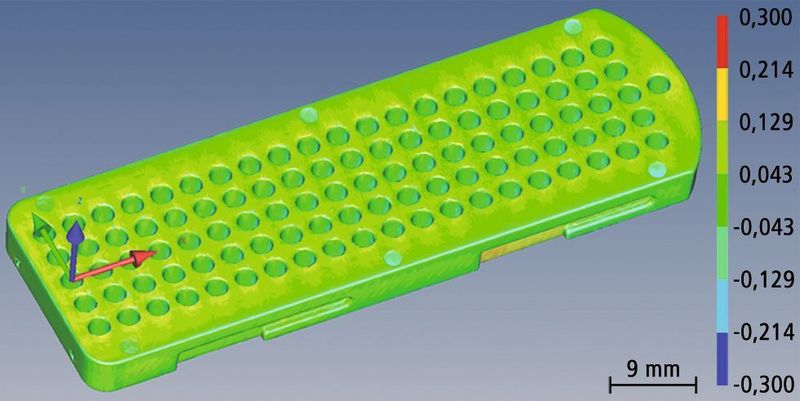 Bild 1: Vorrichtung zur Herstellung von Zahnabdrücken. Die Löcher dienen zur Aufnahme des Materials für Zahnabdrücke. Mit einer Falschfarbendarstellung, erzeugt durch den CT-Scan, und dem 3D-Modell ist eine aussagekräftige Darstellung des Messergebnisses gewährleistet.  (Bild: Carl Zeiss)