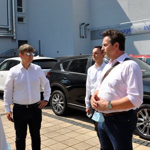 Nach dem Studiobesuch stand ein Rundgang durch die Emil-Frey-Schwabengarage an.(Bild:  Simon/»kfz-betrieb«)